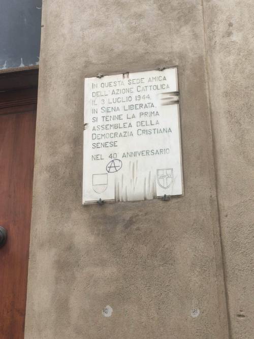 La targa vandalizzata a Siena